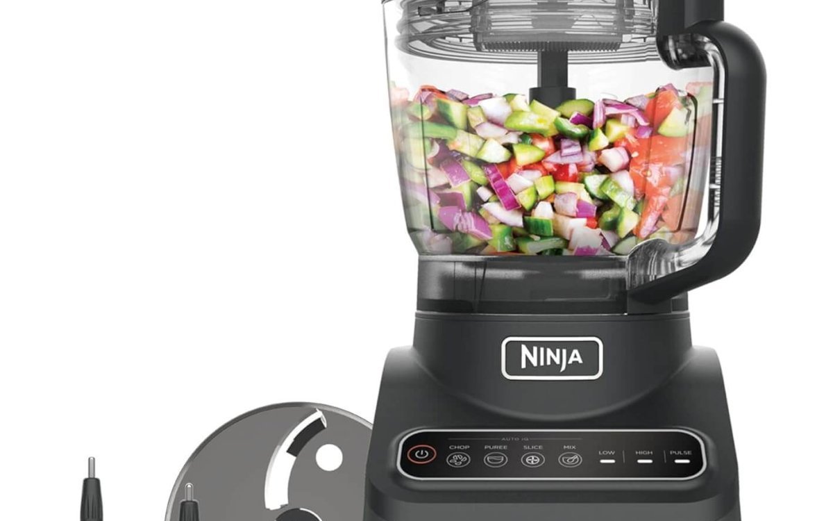 Ninja Food Processor with 4 Automatic Programs; Chop, Puree, Slice, Mix, and 3 Manual Speeds, 2.1L Bowl, Chopping, Slicing & Dough Blades, 850W, Dishwasher Safe Parts, Black BN650UK