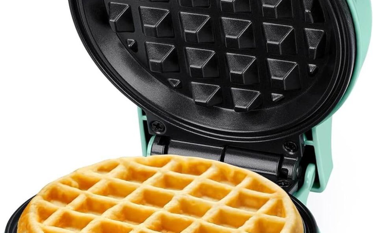 SNAILAR Mini Waffle Iron Belgian Waffle Machine Small Waffle Iron Classic for Children's Birthdays, Family Celebrations, Easter or Christmas, Cute Compact Design, 550 Watt, Green